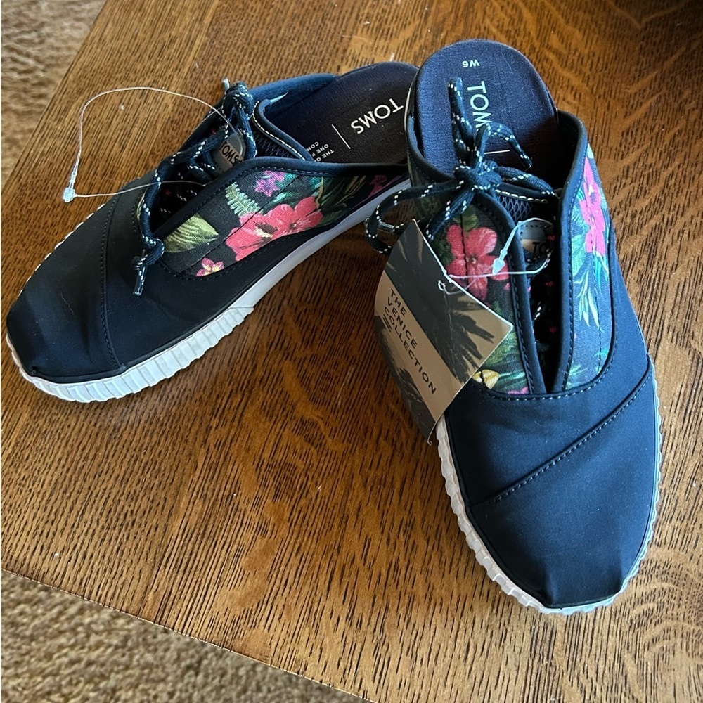 TOMS/ NWT/ Women's Slip-On Cordones Indio Mule/ Black Multi Floral Techy Woven